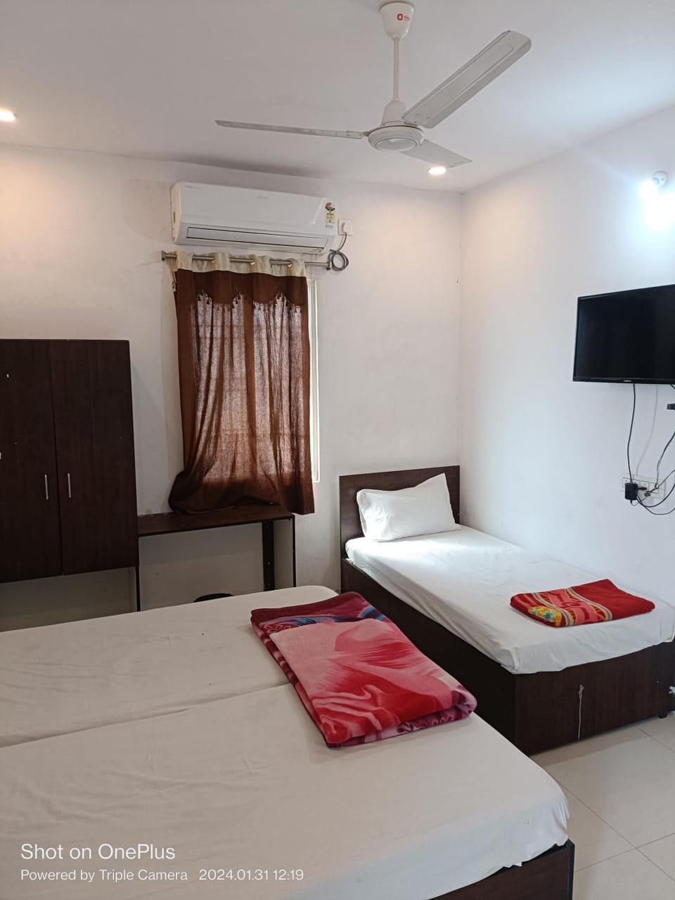 Bed, TV and multimedia, Photo of the whole room, Bedroom, fireplace, air conditioner