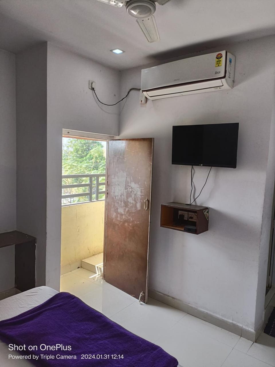 Bed, Photo of the whole room, Bedroom, fireplace, air conditioner