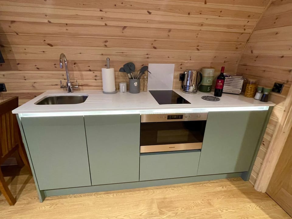 Coffee/tea facilities, minibar, stove