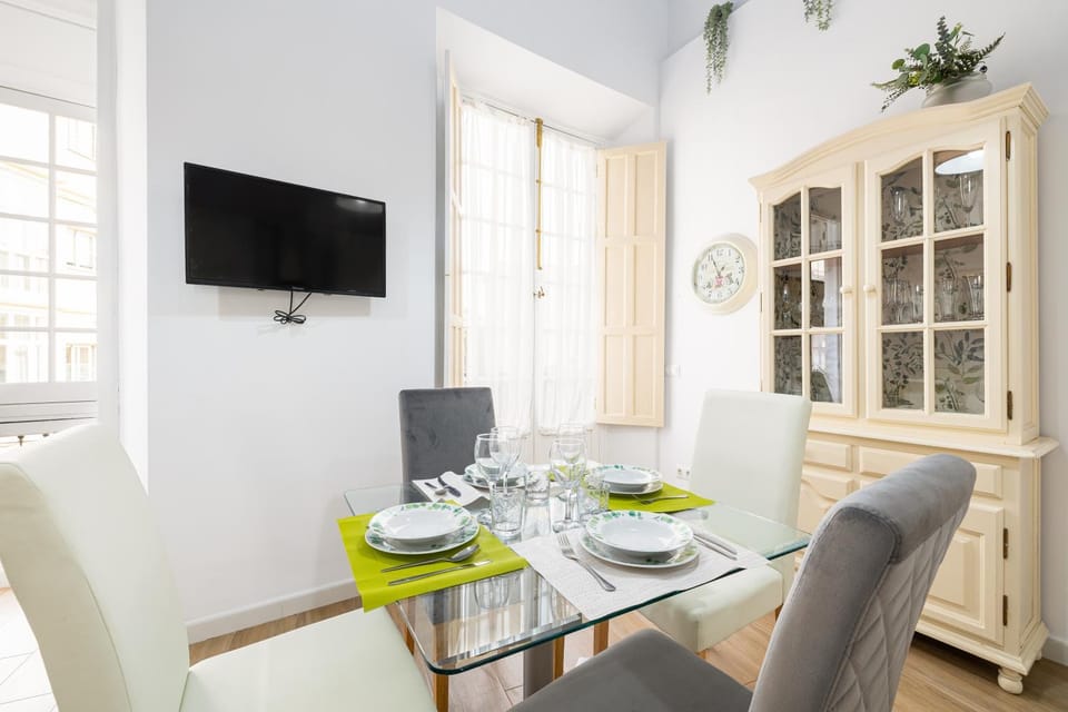 Communal lounge/ TV room, Dining area