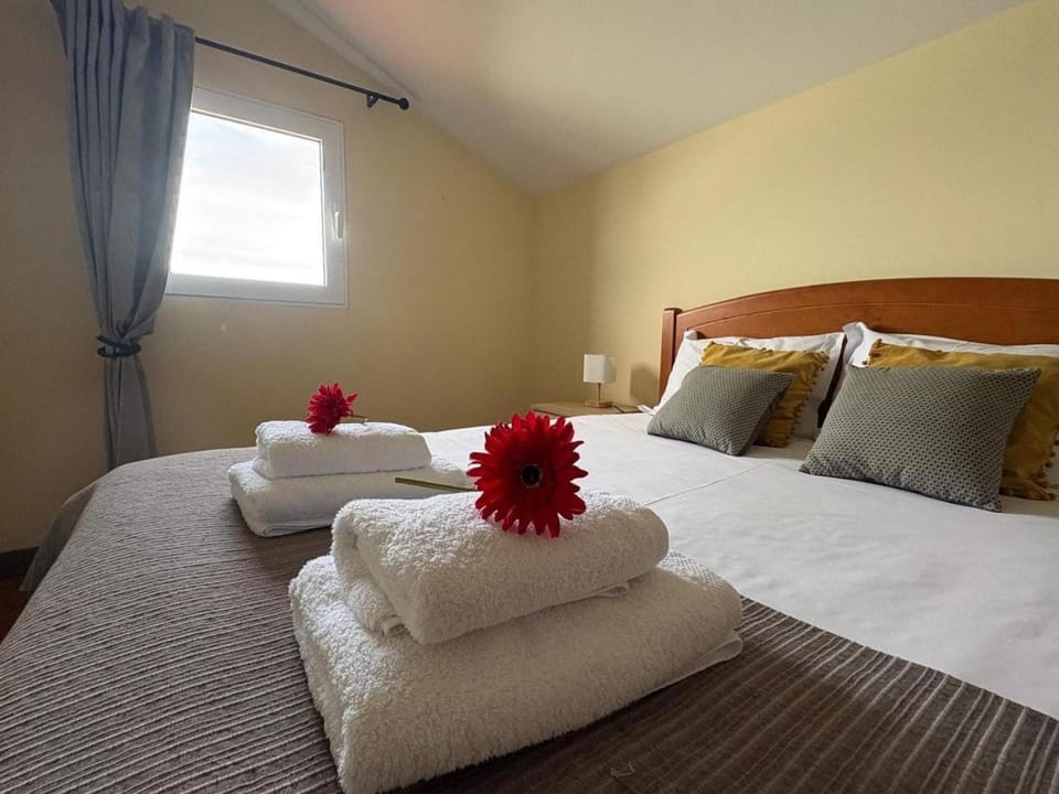Bed, towels