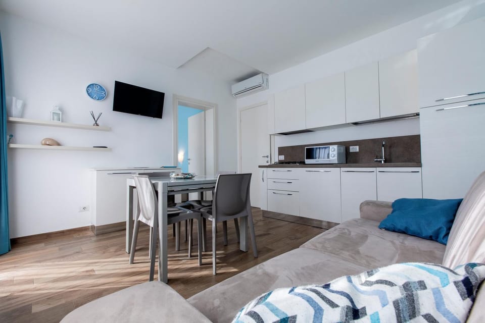 Kitchen or kitchenette, Living room, Seating area, Dining area, minibar, stove, air conditioner