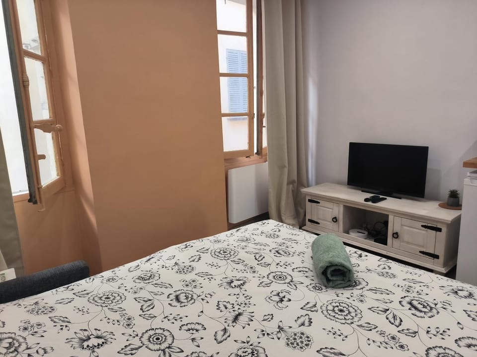Communal lounge/ TV room, Bed