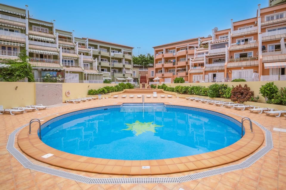 Swimming pool, sunbed