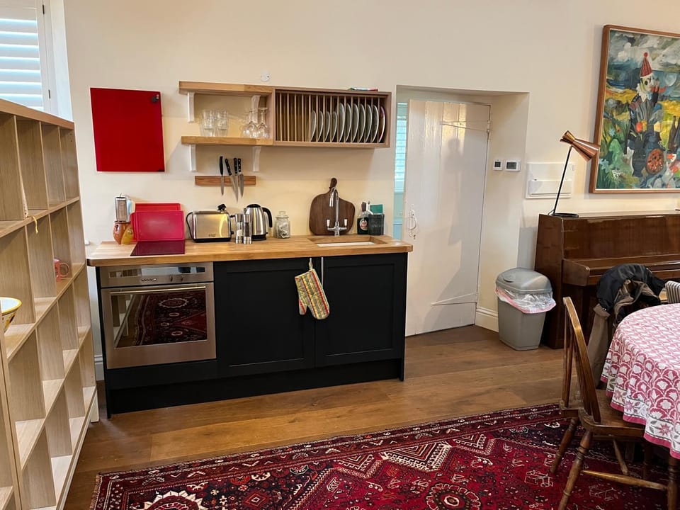 Coffee/tea facilities, Kitchen or kitchenette, Dining area, minibar, pet friendly, stove, toaster
