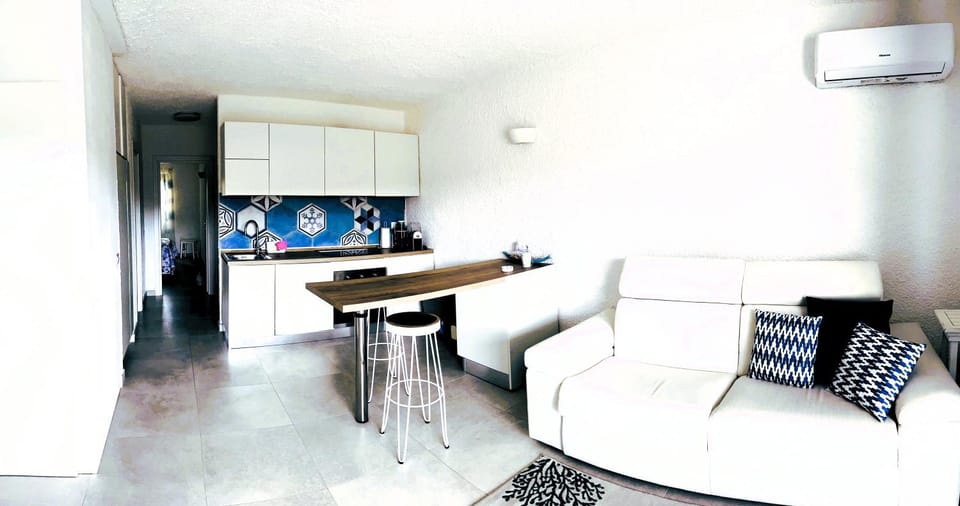 Kitchen or kitchenette, Seating area, air conditioner