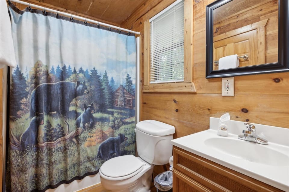 Cozy Rustic A-Frame, Hot Tub - Smoky Oaks House in Gatlinburg