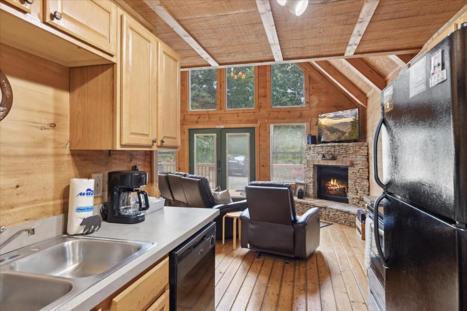 Cozy Rustic A-Frame, Hot Tub - Smoky Oaks House in Gatlinburg
