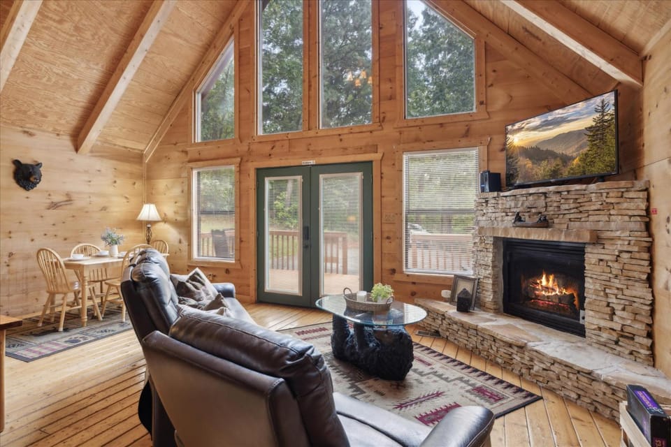Natural landscape, TV and multimedia, Living room, Seating area