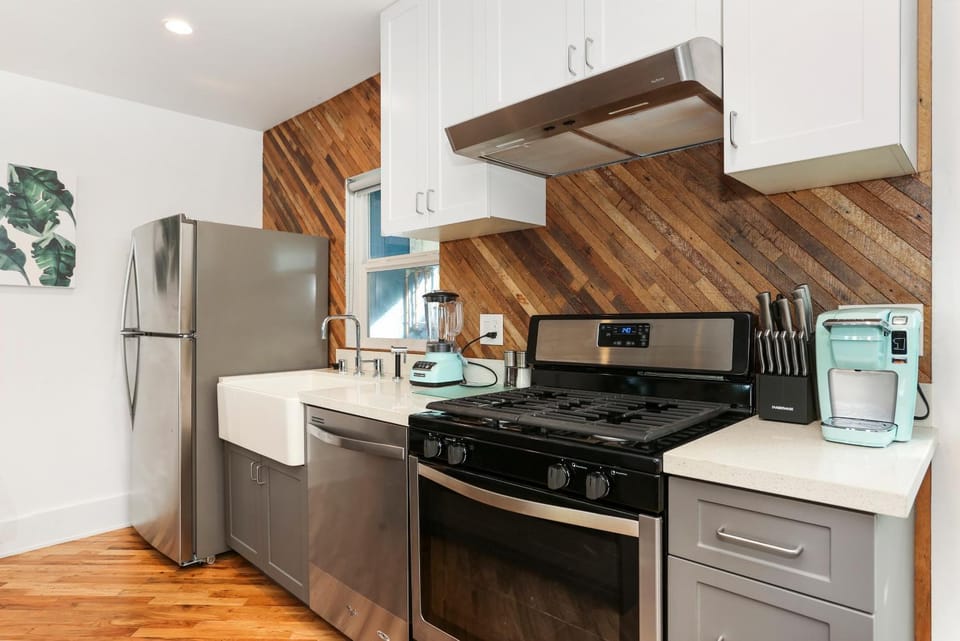 Coffee/tea facilities, Kitchen or kitchenette, dishwasher, oven, stove