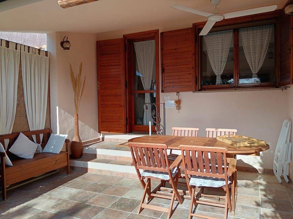 Property building, Patio, Facade/entrance, Dining area