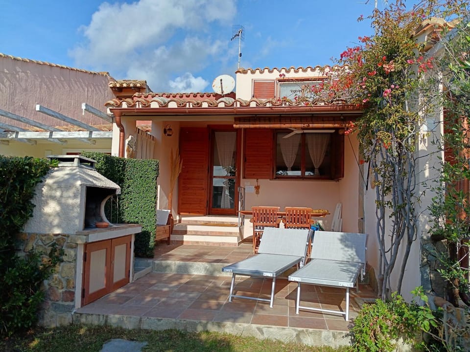 Property building, Patio, BBQ facilities, Dining area, sunbed