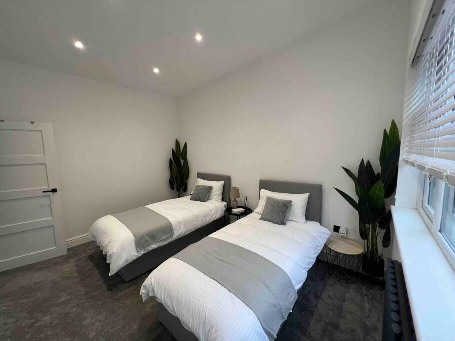 The Baglan Bungalow M4 Access in 1 min Apartment in Wales