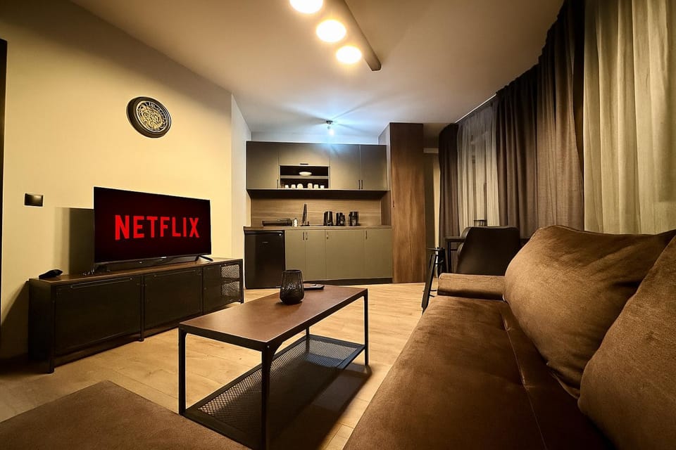 Communal lounge/ TV room, Kitchen or kitchenette, Living room