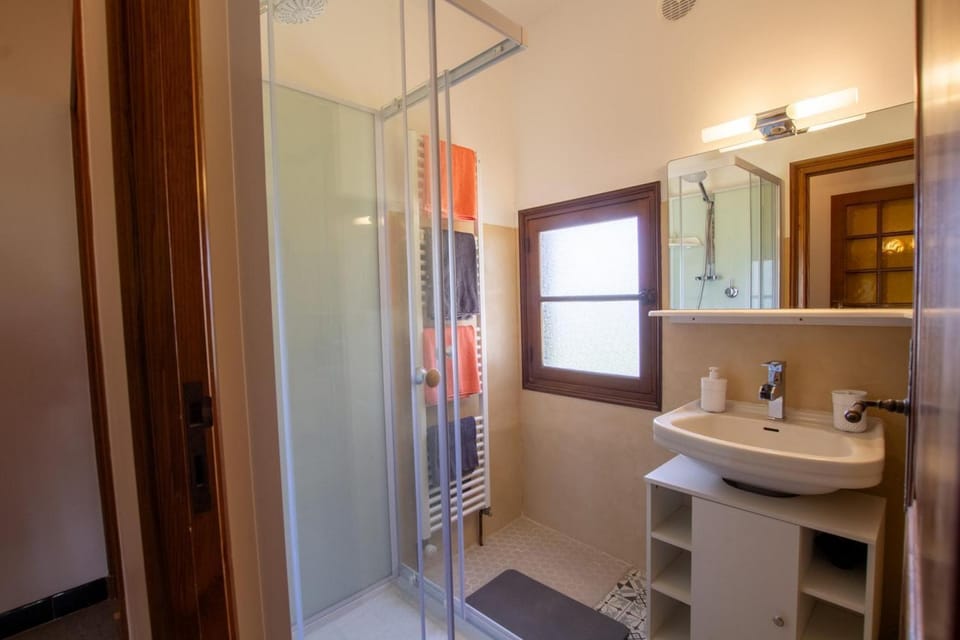 Shower, Bathroom, hair dryier, towels