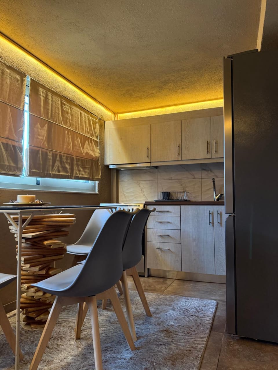 Kitchen or kitchenette, Dining area