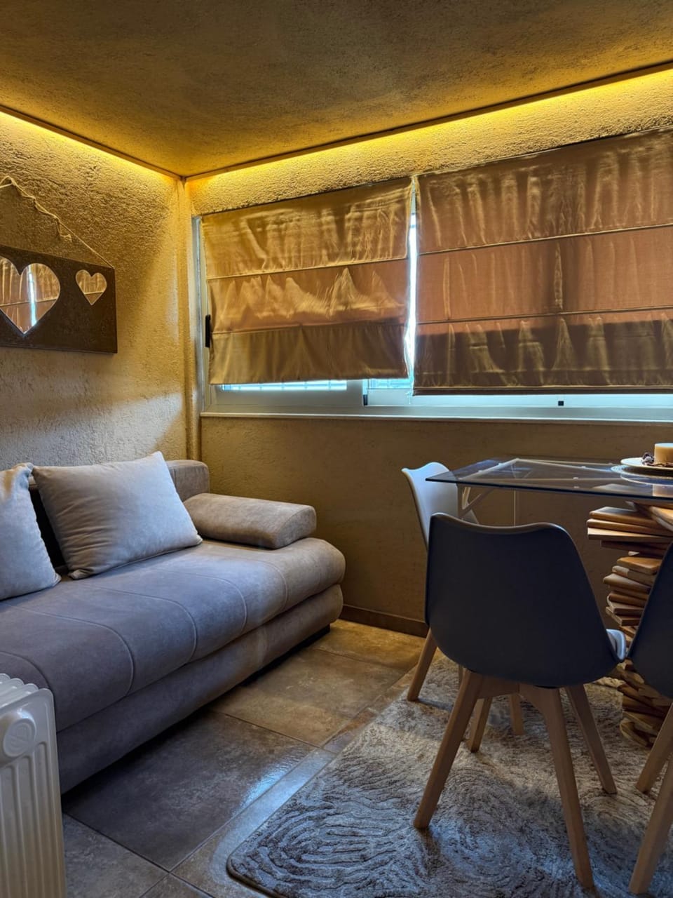 Seating area, Dining area