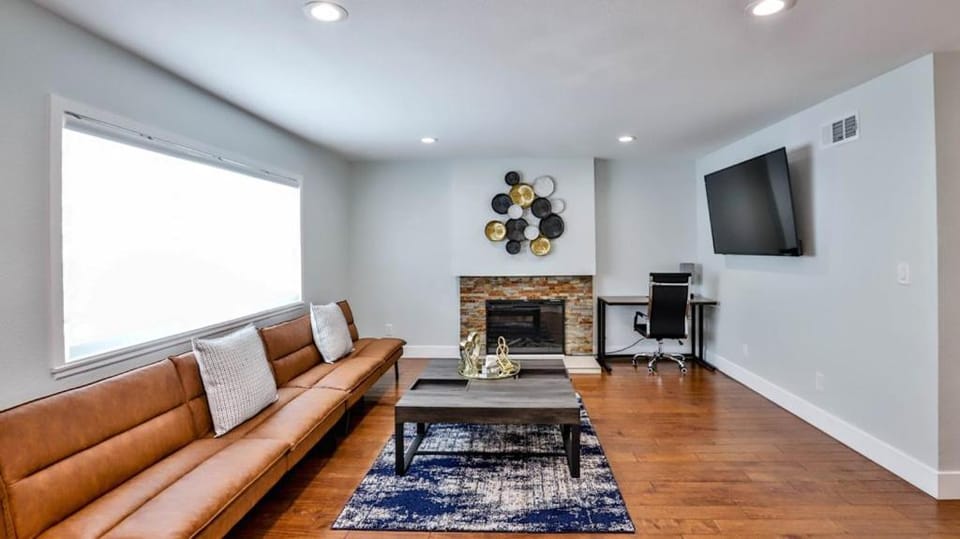 H&H Modern Lux 4BD 1 King Suite 3 Queen SoCal Disney House in Westminster