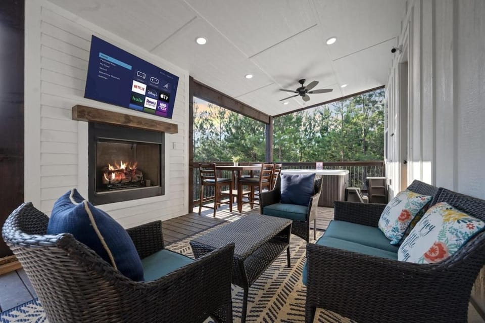 New Rustic Luxury Firepit Spa Games Sleeps 8 House in Oklahoma