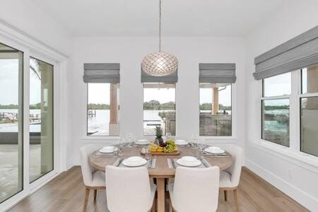 Infinity Pool Paradise I Luxe Waterfront Living House in Edgewater