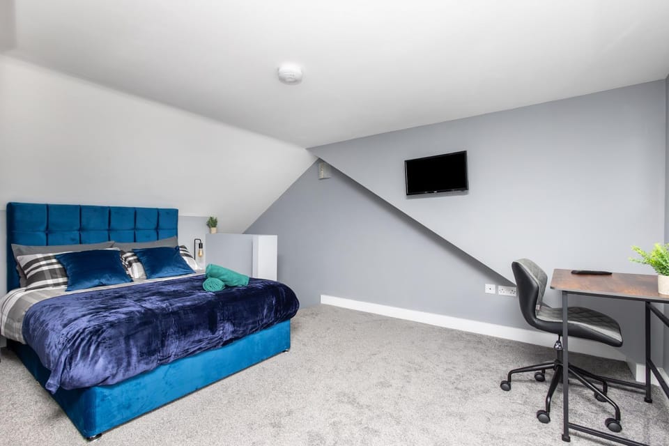Bed, TV and multimedia, Photo of the whole room, Seating area, Bedroom, hair dresser