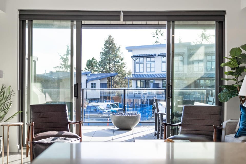 Patio, Day, Living room, Seating area, Dining area, Parking