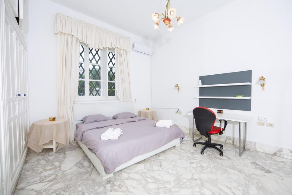 Bed, Photo of the whole room, Seating area, Bedroom, air conditioner