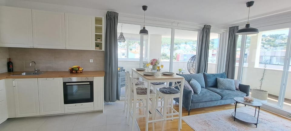 Kitchen or kitchenette, Living room, Seating area, Dining area, stove