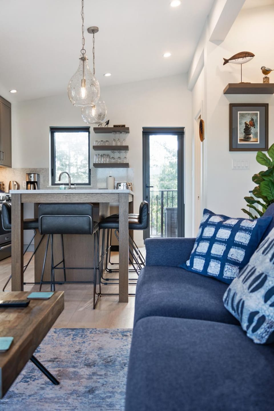 Kitchen or kitchenette, Living room, Seating area, Dining area
