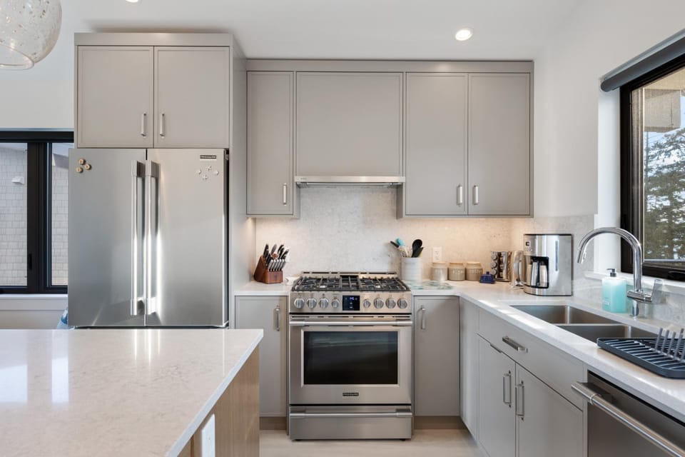 Coffee/tea facilities, Kitchen or kitchenette, oven, stove