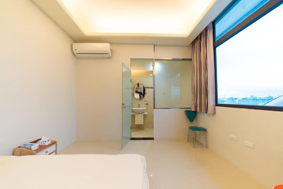 Bed, Bathroom, Photo of the whole room, Bedroom, air conditioner
