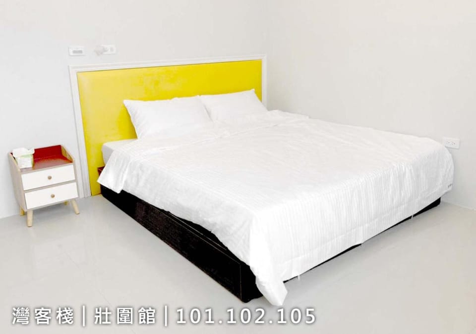 Bed, Photo of the whole room, Bedroom, Text overlay