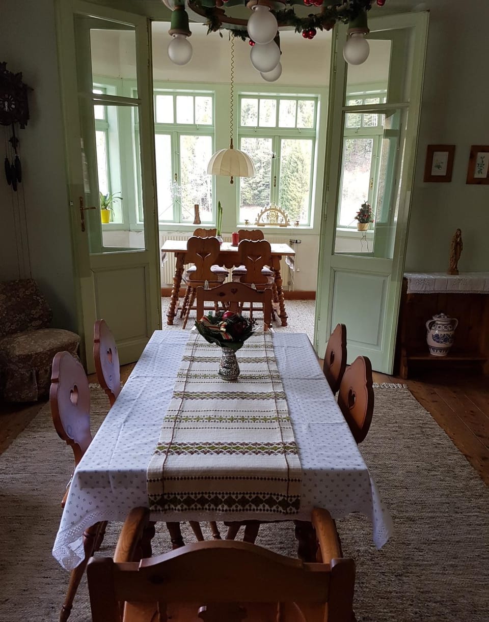 Seating area, Dining area