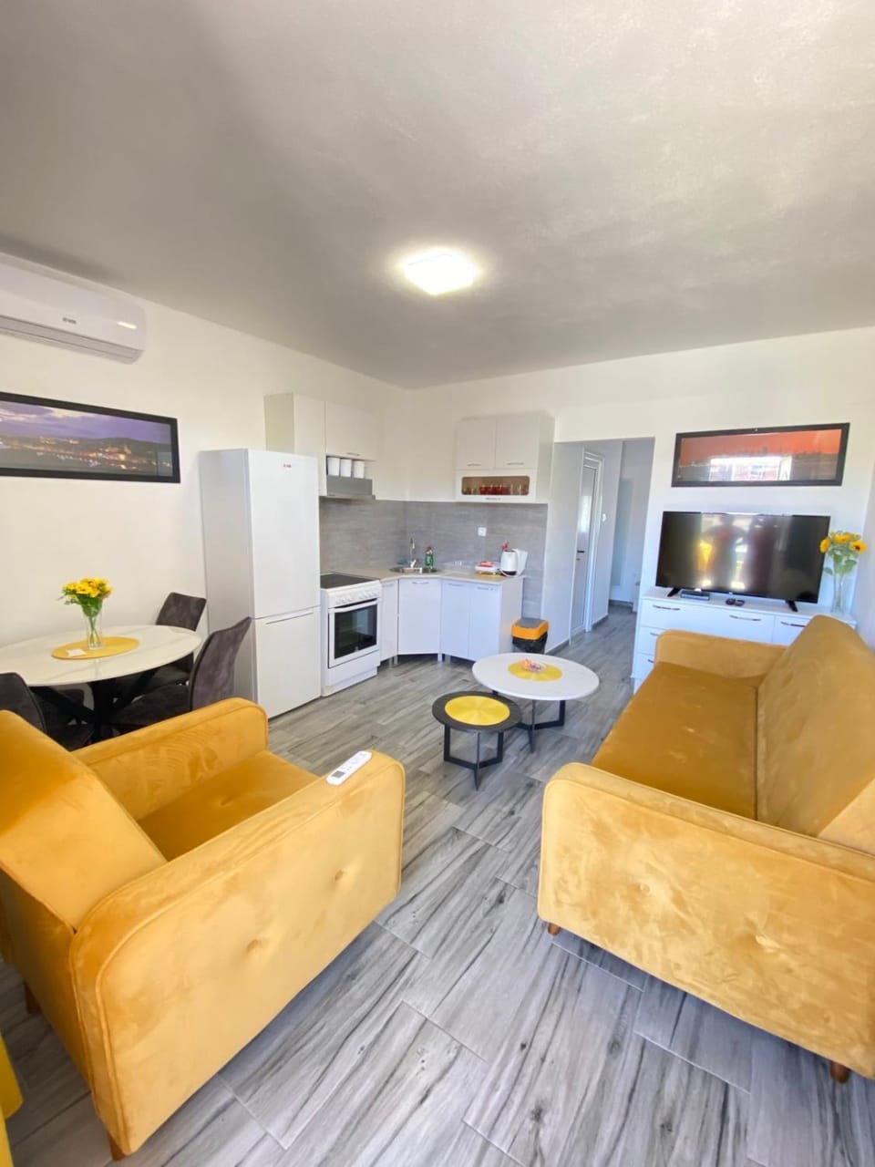 Kitchen or kitchenette, Living room, Seating area, Dining area
