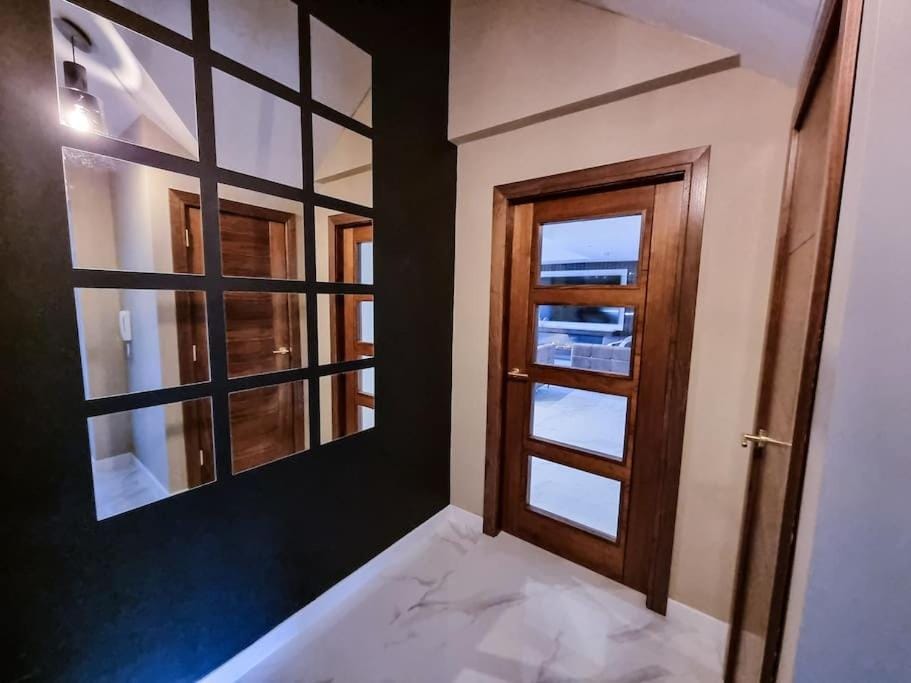 Luxury City Stay: 2-BR Penthouse Apartment in Wolverhampton
