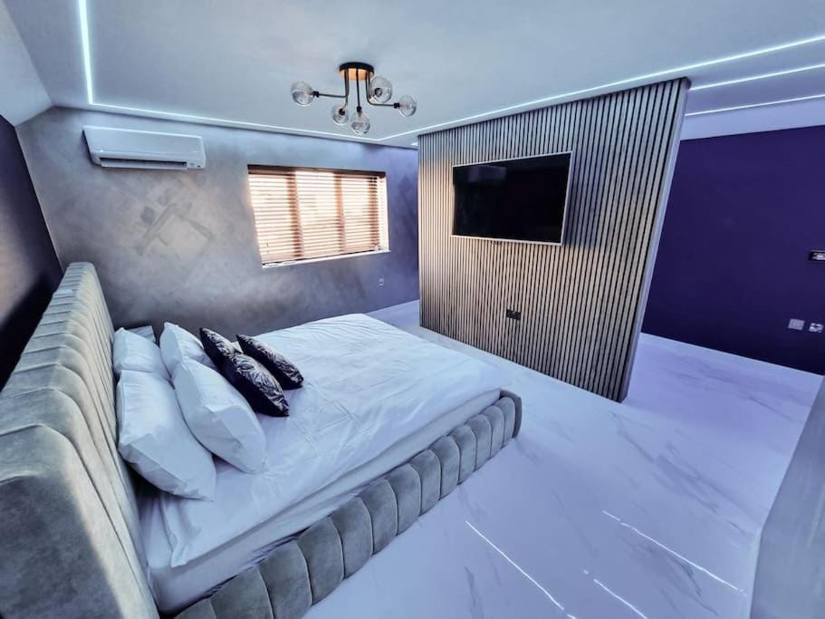 Luxury City Stay: 2-BR Penthouse Apartment in Wolverhampton
