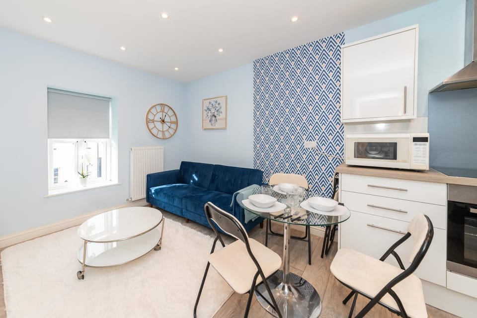 Kitchen or kitchenette, Living room, Seating area, Dining area, minibar, pet friendly, stove