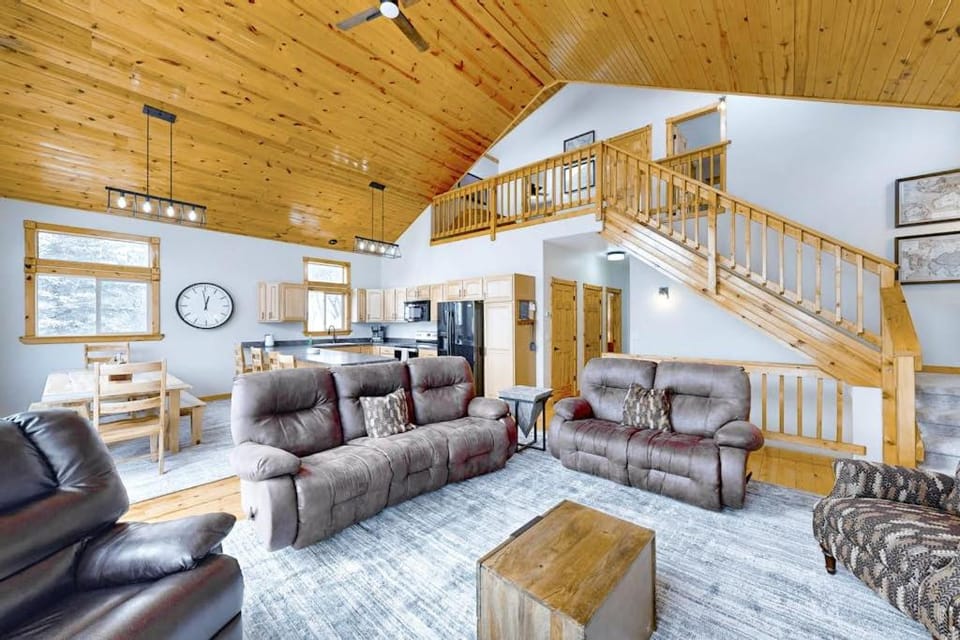 Pleasant View Lodge House in North Lawrence
