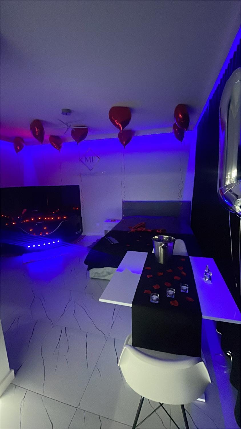 TV and multimedia, Living room, Seating area, Evening entertainment