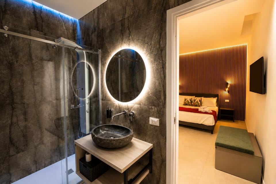 Shower, Bed, Bathroom, TV and multimedia, Photo of the whole room, Bedroom, towels