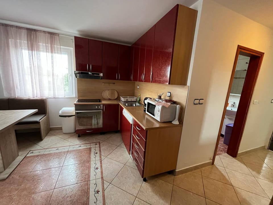 Coffee/tea facilities, Kitchen or kitchenette, Dining area, dishwasher, oven, stove