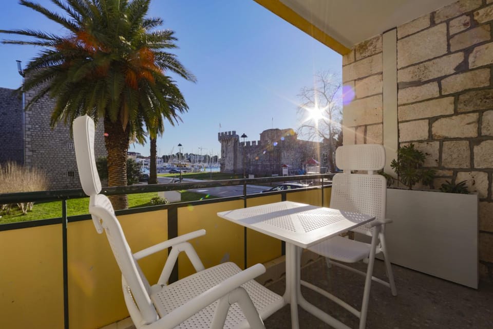View (from property/room), Balcony/Terrace, Seating area, sunbed
