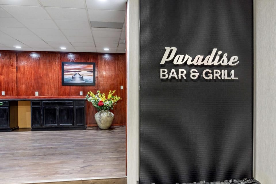 Restaurant/places to eat, Dining area, On site