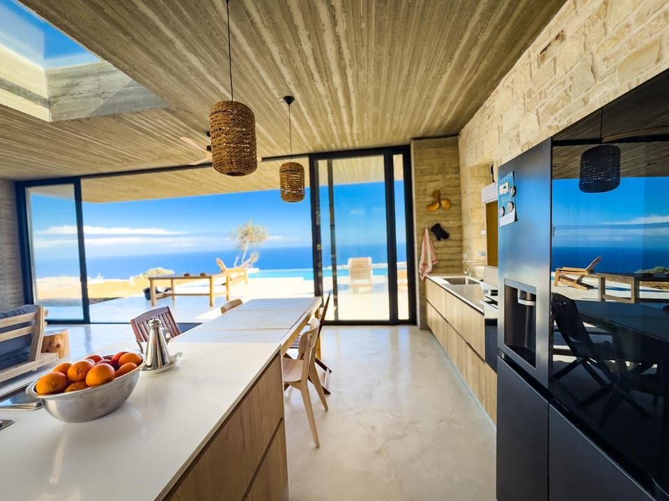 Communal lounge/ TV room, Kitchen or kitchenette, Living room, Food and drinks, Seating area, Dining area, Evening entertainment, Food, Sea view