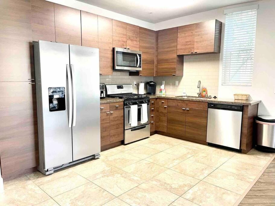 Spacious 2 Bedroom Venice Beach Villa Apartment in Marina del Rey