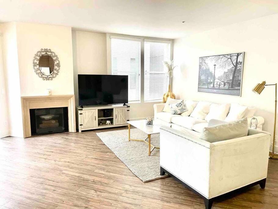 Spacious 2 Bedroom Venice Beach Villa Apartment in Marina del Rey
