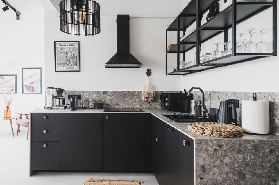 Kitchen or kitchenette, dishwasher, minibar