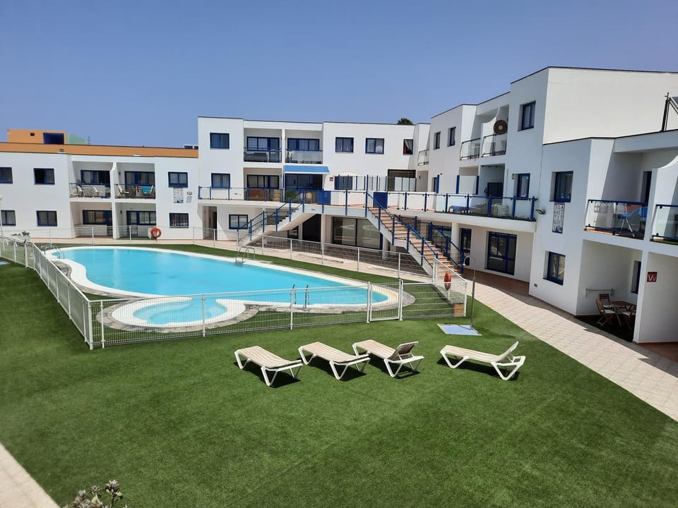 Swimming pool, sunbed
