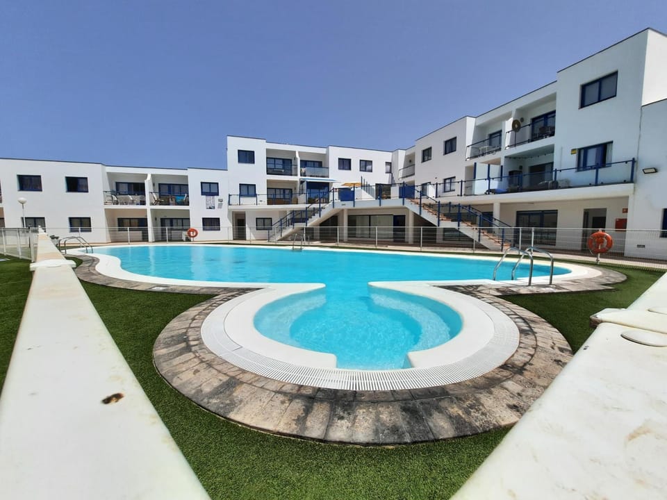 Swimming pool, sunbed