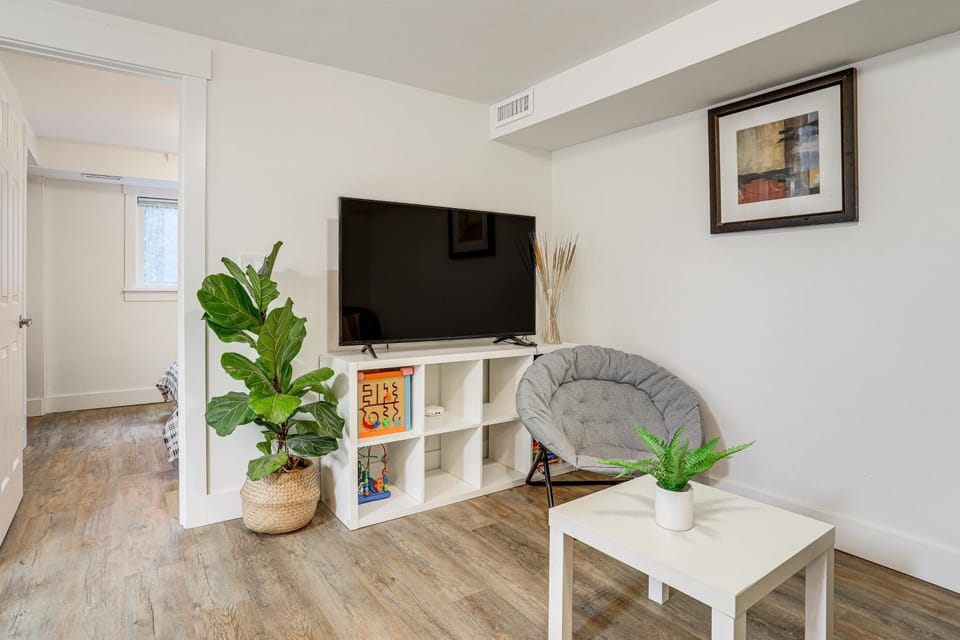 Walk to Beach and Lake Access Cozy Redmond Apt! Apartment in Lake Sammamish